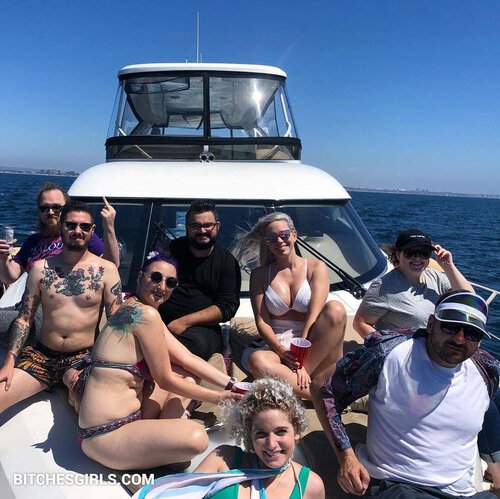 4255620755098109345889338190952255815 thumbnail