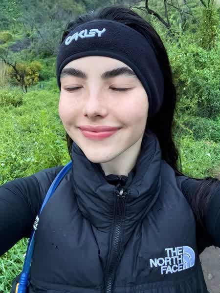 98b975e8eb7ee5de063148044c6913d14bad2aaaa3f99ac464be27e9ee69801d thumbnail