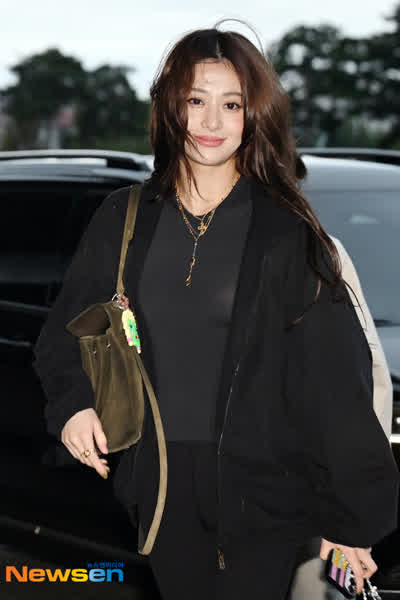 f7dd6b17cfe63b296b7cc12b01e95bfd41f3649cf415bd76c71d66207ee74422 thumbnail