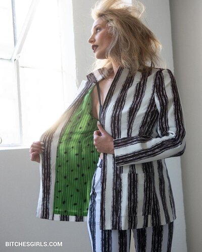 102328339559303420432414802640957953945 thumbnail